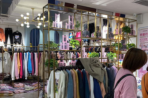服裝實(shí)體店跨界明星IP社交電商 實(shí)體經(jīng)濟(jì)轉(zhuǎn)型升級與流量裂變新路徑